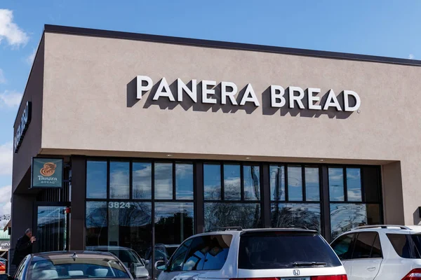 Indianapolis - cca březnu 2019: Panera chléb maloobchodní prodejny. Panera je řetězec z rychle neformální restaurace nabízející zdarma Wifi Iii — Stock fotografie