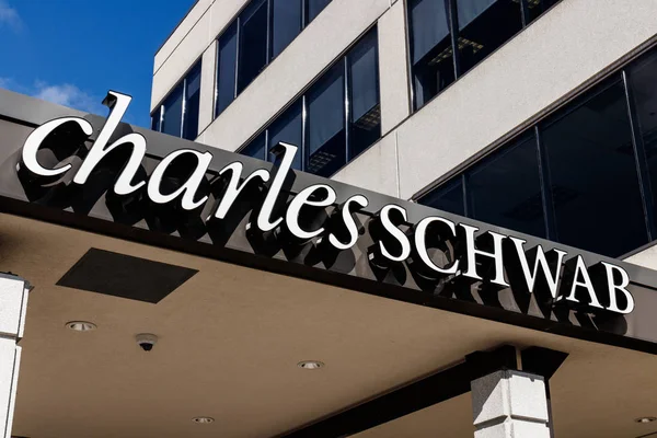 Indianapolis - Circa 2019 Μάρτιος: Charles Schwab καταναλωτή τοποθεσία. Charles Schwab παρέχει μεσιτεία, τραπεζικές και χρηματοοικονομικές υπηρεσίες μου — Φωτογραφία Αρχείου