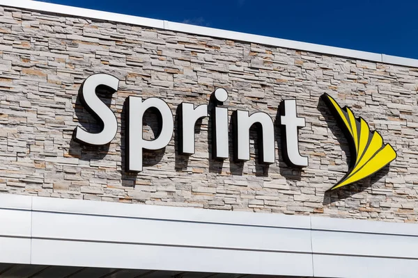 Indianápolis - Circa marzo 2019: Sprint Retail Wireless Store. Sprint es una subsidiaria de SoftBank Group Corporation I de Japón — Foto de Stock