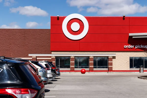 Indianapolis - Circa March 2019: Target Retail Store Baskets. Target Sells Rumah Barang, Pakaian dan Elektronik II — Stok Foto