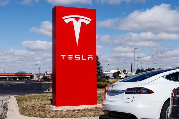 Indianapolis - Mart 2019 yaklaşık: Tesla servis merkezi. Tesla yeni V3 Supercharger istasyonları yarım ben tarafından kontör yükleme süreleri azaltmak diyor — Stok fotoğraf