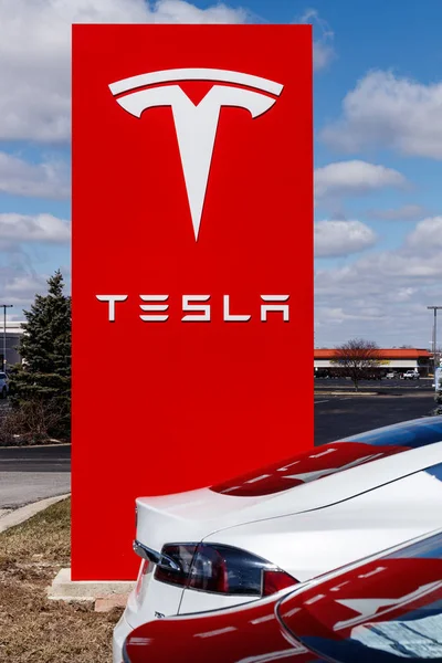 Indianapolis - Mart 2019 yaklaşık: Tesla servis merkezi. Tesla yeni V3 Supercharger istasyonları yarım IV kontör yükleme süreleri azaltmak diyor — Stok fotoğraf