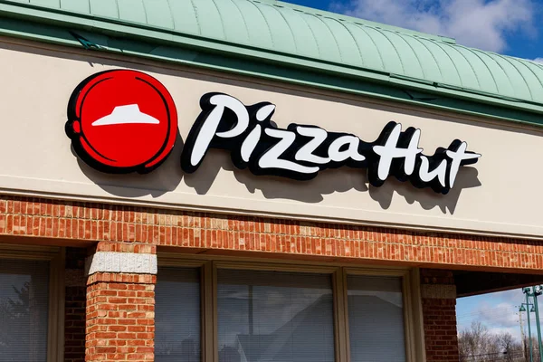 Indianapolis - Circa March 2019: Pizza Hut Fast Casual Restaurant. Pizza Hut adalah anak perusahaan dari YUM! Merek II — Stok Foto