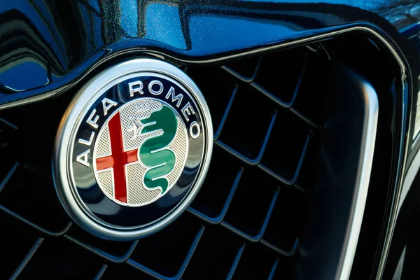 Indianapolis - około marca 2019: Logo z Alfa Romeo, oddziałem Fca. Logo pokazuje czerwony krzyż, od godło Milan i biscione, koronowany viper połykania Moor I — Zdjęcie stockowe