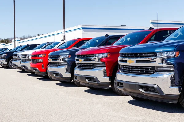 Indianápolis - Circa Marzo 2019: Chevrolet Automobile Dealership. Chevy es una división de General Motors IV —  Fotos de Stock