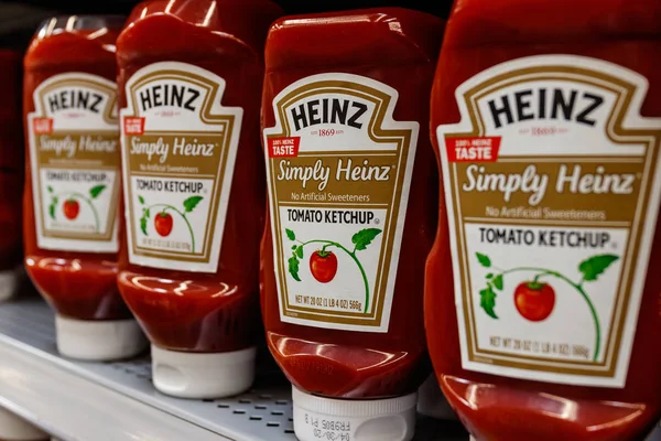 Indianápolis - Circa marzo 2019: Kraft Heinz ketchup de marca. Kraft Heinz es la quinta compañía de alimentos más grande del mundo I — Foto de Stock