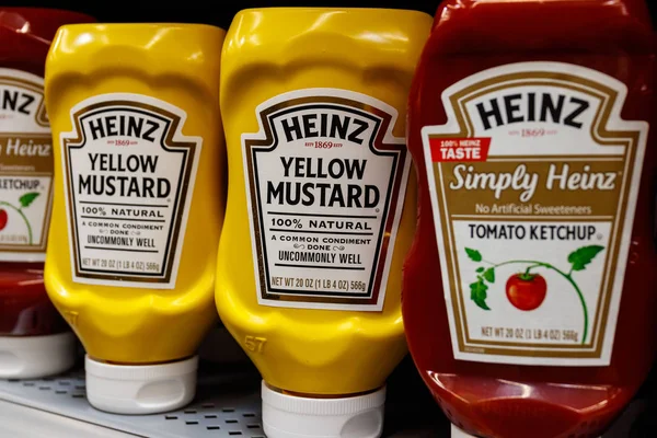 Indianápolis - Circa marzo 2019: Kraft Heinz marca mostaza y ketchup. Kraft Heinz es la quinta compañía de alimentos más grande del mundo II — Foto de Stock