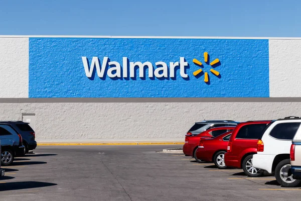 Indianápolis - Circa março 2019: Walmart Retail Location. Walmart está aumentando sua presença na internet e no comércio eletrônico para acompanhar os concorrentes I — Fotografia de Stock