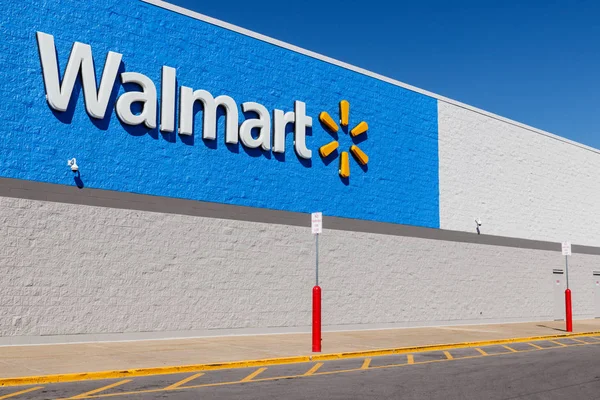 Indianápolis - Circa março 2019: Walmart Retail Location. Walmart está aumentando sua presença na internet e no comércio eletrônico para acompanhar os concorrentes II — Fotografia de Stock