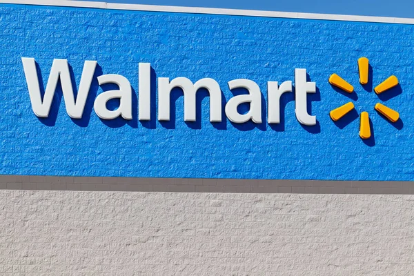 Indianápolis - Circa março 2019: Walmart Retail Location. Walmart está aumentando sua presença na internet e no comércio eletrônico para acompanhar os concorrentes III — Fotografia de Stock