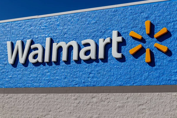 Indianápolis - Circa marzo 2019: Walmart Retail Location. Walmart está impulsando su presencia en Internet y comercio electrónico para mantenerse al día con los competidores IV — Foto de Stock