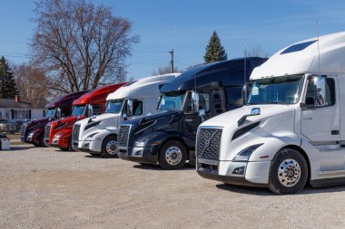 Muncie - Mart 2019 yaklaşık: Renkli Volvo yarı traktör römork kamyon kaplı satılmamaktadır. Volvo en büyük kamyon üreticisi III biridir