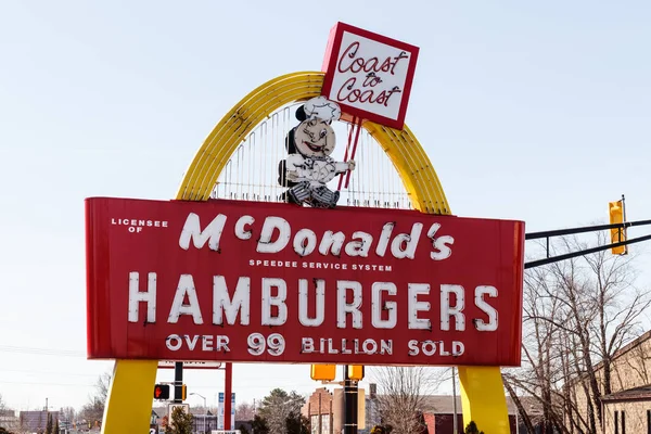 Muncie - około marca 2019: Lokalizacja restauracji Mcdonald's. McDonald's będzie już lobby podwyżki płacy minimalnej Iii — Zdjęcie stockowe