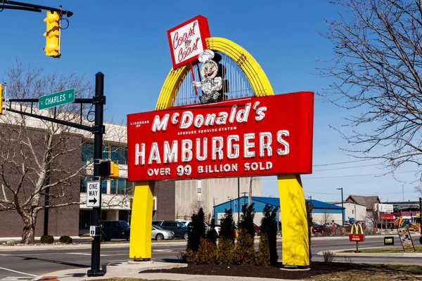 Muncie - Circa março 2019: McDonald 's Restaurant Location. McDonald 's não fará mais lobby contra aumentos salariais mínimos II — Fotografia de Stock