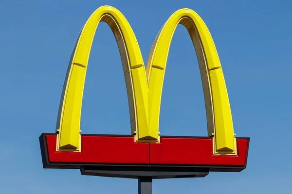 Muncie - Circa março 2019: McDonald 's Restaurant Location. McDonald 's não vai mais lobby contra aumentos de salário mínimo V — Fotografia de Stock