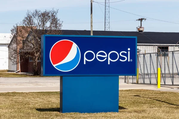 Muncie - około marca 2019: Pepsi Bottling Signage. Pepsi jest jednym z największych producentów napojów na świecie I — Zdjęcie stockowe