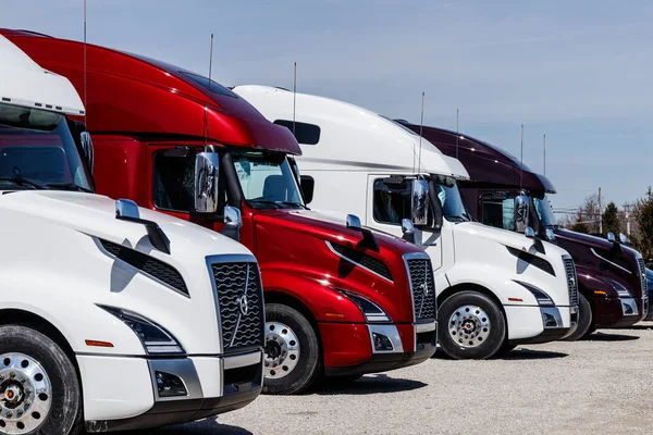 マンシー - 2019年 3 月年頃: カラフルなボルボ半トラクター トレーラー トラックが並ぶ販売のために。Ii の最大のトラック メーカーであるボルボ — ストック写真