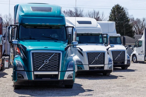 Muncie - Circa Marzo 2019: Coloridos camiones semirremolque Volvo en línea para la venta. Volvo es uno de los mayores fabricantes de camiones IV — Foto de Stock