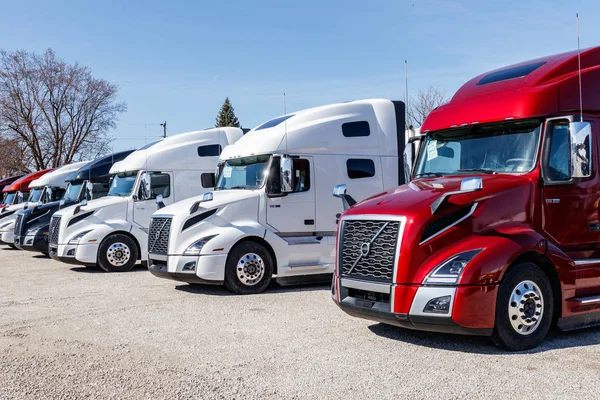 Muncie - Circa maart 2019: Kleurrijke Volvo Semi trekker Trailer Trucks bekleed te koop. Volvo is een van de grootste vrachtwagenfabrikanten V — Stockfoto