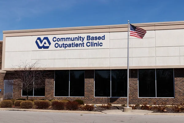 Muncie - Circa Marzo 2019: Veterans Affairs Outpatient Clinic. En un esfuerzo por acercar la atención médica a los veteranos, el VA está probando la viabilidad de las clínicas ambulatorias V — Foto de Stock