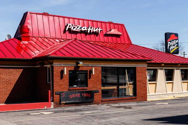 Muncie - Circa March 2019: Pizza Hut Fast Casual Restaurant. Pizza Hut is a subsidiary of YUM! Brands I — Stock Photo, Image