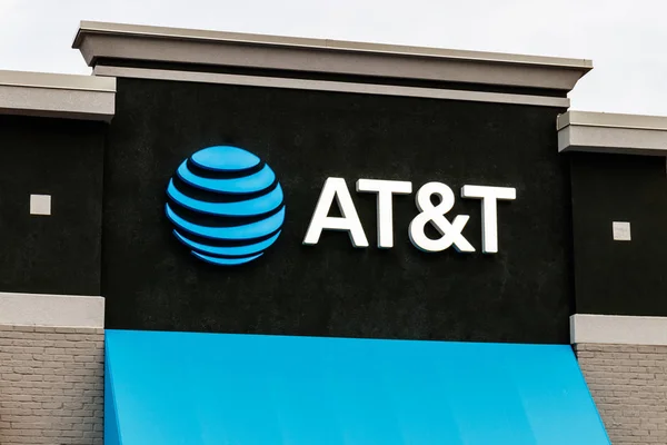 Indianápolis - Circa: marzo de 2019: AT & T Retail teléfono celular y tienda de movilidad. AT & T concluyó su fusión con WarnerMedia y ahora controla HBO y CNN V — Foto de Stock