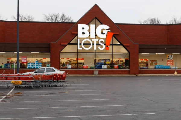 Indianápolis - Circa: Marzo 2019: Big Lots Retail Discount Location. Big Lots es una cadena de descuento que vende alimentos, muebles y artículos para el hogar I — Foto de Stock