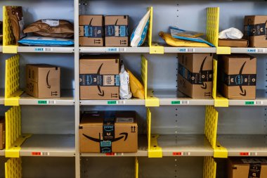 Lafayette - Nisan 2019 yaklaşık: Purdue Amazon dükkanında. Bir tuğla ve harç deposu müşteriler ürünler Amazon.com VII alabilirsiniz