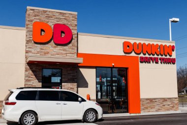 Lafayette - Nisan 2019 yaklaşık: Dunkin'Donuts perakende satış yerini. Dunkin'olan Amerika'nın favori her gün, tüm gün kahve ve pişmiş mal için ben durdurmak