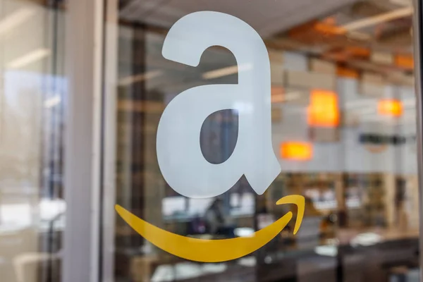 Lafayette - Circa april 2019: Amazon Store på Purdue. Kundene i en mursteinsbutikk kan motta produkter fra Amazon.com IX – stockfoto