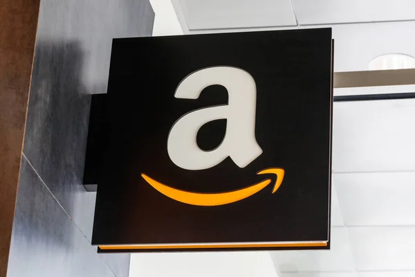 Lafayette - Circa April 2019: Amazon Store at Purdue. A brick-and-mortar store customers can receive products from Amazon.com X — Stock Photo, Image