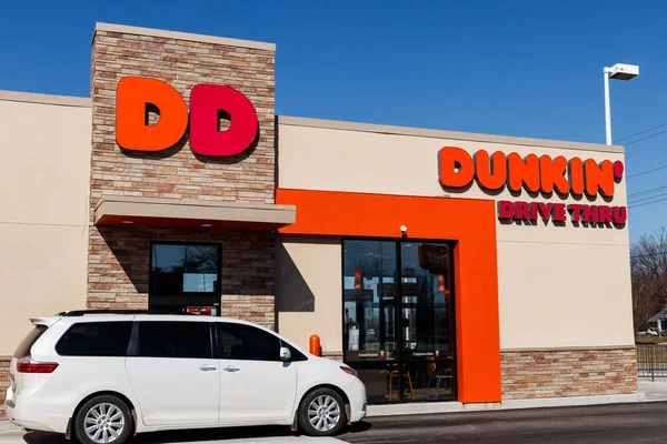 Lafayette - Sekitar April 2019: Dunkin 'Donuts Retail Location. Dunkin 'adalah favorit Amerika setiap hari, berhenti sepanjang hari untuk kopi dan dipanggang barang Aku — Stok Foto