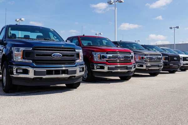 Lafayette - Circa April 2019: Ford F150 display bij een dealer. Ford verkoopt producten onder de merken Lincoln en Motorcraft ik — Stockfoto