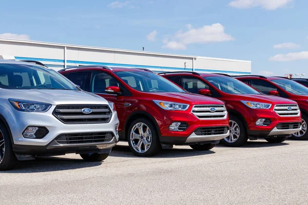Lafayette - Circa abril 2019: Local Ford Car and Truck Dealership. Ford vende productos bajo las marcas Lincoln y Motorcraft II —  Fotos de Stock