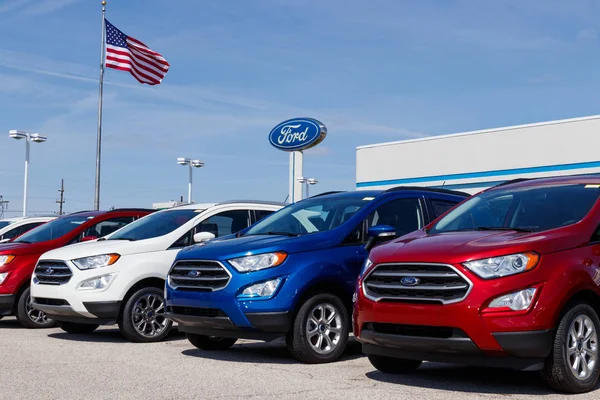 Lafayette - Circa abril 2019: Local Ford Car and Truck Dealership. Ford vende produtos sob as marcas Lincoln e Motorcraft IX — Fotografia de Stock