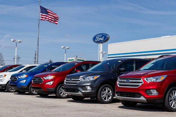 Lafayette - 2019 április körül: Helyi Ford autó és tehergépkocsi márkakereskedés. Ford eladja termékek márkanevek alatt Lincoln és Motorcraft V — Stock Fotó