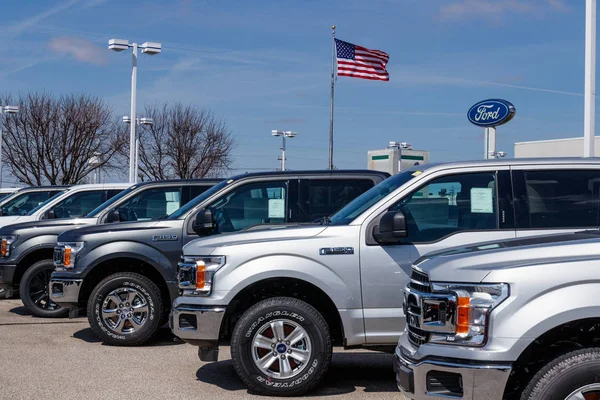 Lafayette - Circa April 2019: Ford F150 ditampilkan di dealer. Ford menjual produk di bawah merek Lincoln dan Motorcraft VI — Stok Foto