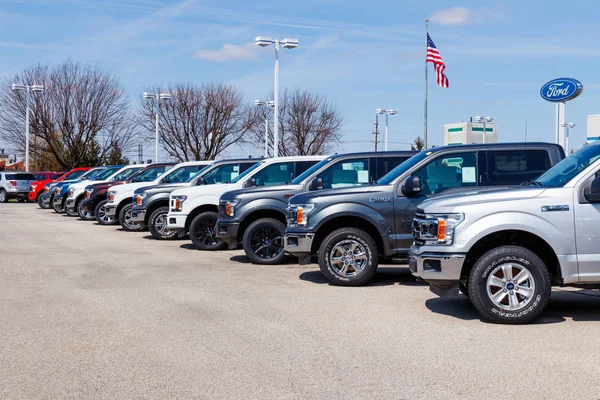 Lafayette - ca. April 2019: Ford f150 bei einem Autohaus. ford verkauft produkte unter den marken lincoln und motorcraft x — Stockfoto