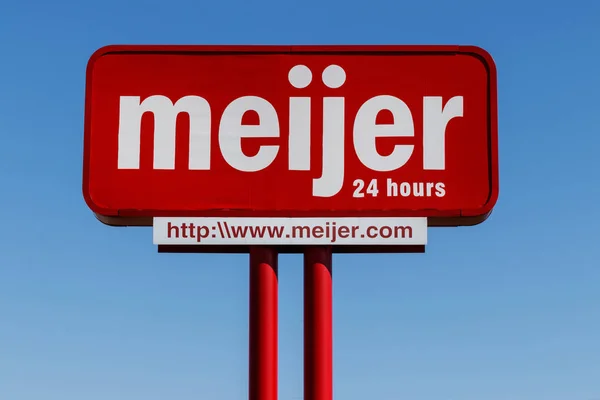 Lafayette - Circa April 2019: Meijer Retail Location. Meijer is a large supercenter type retailer with over 200 locations I — Stock Photo, Image