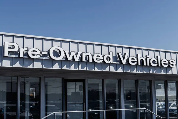 Pre Owned Vehicles sign at a Used Car Dealership Sign Pre Owned IV — Stok Foto