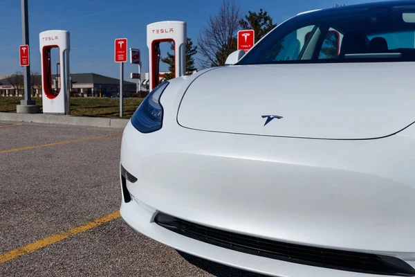 Lafayette - 2019 április körül: Tesla kompresszor állomás. A kompresszor nyújt gyors Újratöltés a Model S és modell X elektromos járművek VII. — Stock Fotó