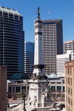 Indianapolis-Circa Nisan 2019: Indianapolis Downtown Skyline ve askerler ve denizciler anıt bir güneşli gün VIII
