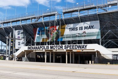 Indianapolis-Circa Nisan 2019: Indianapolis Motor Speedway Gate Iki giriş. IMS, Indy 500 II 'nin 103 ' üncü koşu için hazırlar