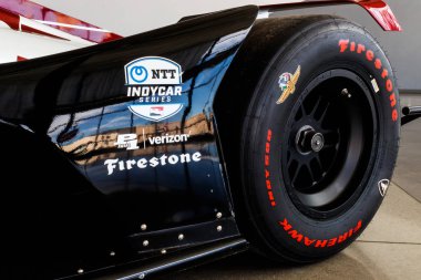 Indianapolis-Circa Nisan 2019: logo NTT IndyCar Serisi ve sponsorlar Firestone ve Verizon. IndyCar açık tekerlek yarışı II birinci düzeydir