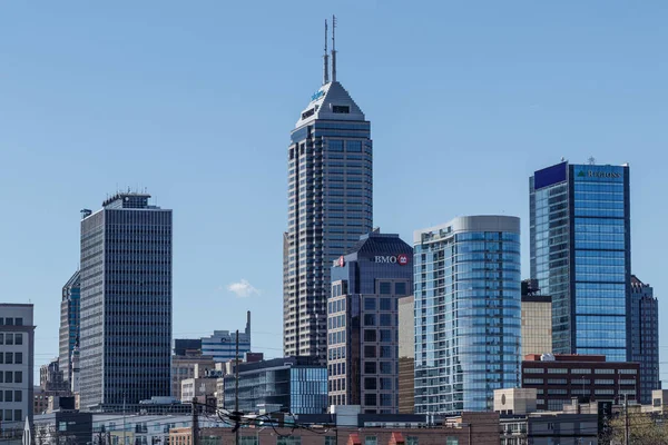 Indianapolis-Circa Nisan 2019: Indianapolis Downtown Skyline, Salesforce, BMO Financial ve bölgeler Bankası kuleleri vii dahil güneşli bir gün — Stok fotoğraf