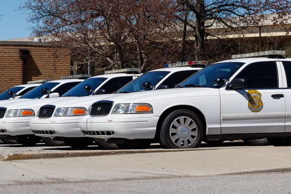 Indianápolis - Circa abril 2019: Frota de carros do Departamento de Polícia Metropolitana de Indianápolis. IMPD tem jurisdição no Condado de Marion I — Fotografia de Stock