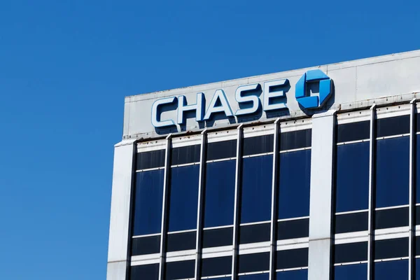 Indianapolis - Circa April 2019: Locația de vânzare cu amănuntul a Chase Bank. Chase este business-ul bancar comercial și de consum al JPMorgan Chase II — Fotografie, imagine de stoc