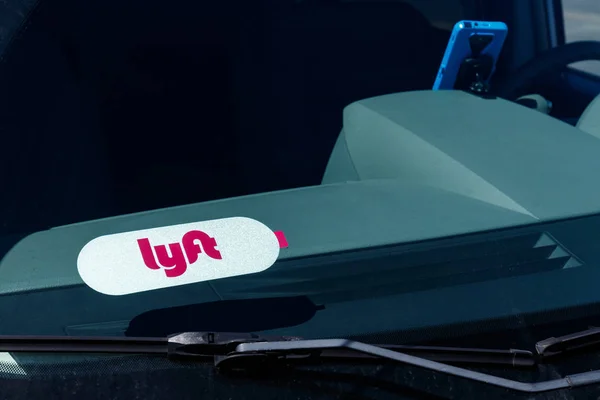 インディアナポリス-4 月の 2019: Lyft のステッカーと携帯電話とのレンタカー。Lyft とユーバーは、スマートフォンアプリで多くのタクシーキャブを交換しています — ストック写真
