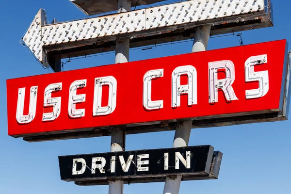 Carro usado Drive Em sinal de néon dos anos 50 em uma concessionária de carro pré-propriedade I — Fotografia de Stock