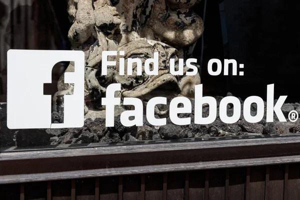 St. Marys - Sekitar April 2019: Find Us On Facebook sign. Facebook sedang dalam pengawasan untuk masalah data dan privasi mereka. — Stok Foto